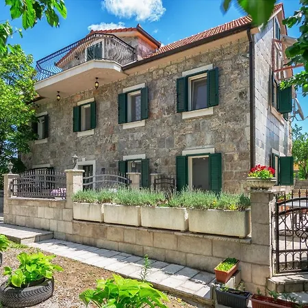 Stone Garden Villa, Heated Pool & Outdoor Cinema Βίλα *