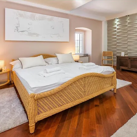 Stone Garden Villa, Heated Pool & Outdoor Cinema