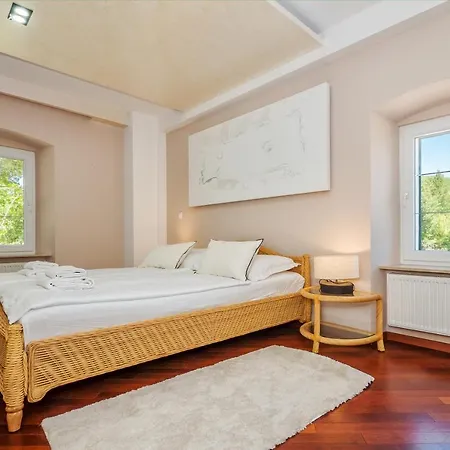 Stone Garden Villa, Heated Pool & Outdoor Cinema *