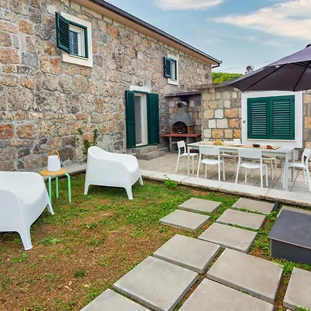 Stone Garden Villa, Heated Pool & Outdoor Cinema *