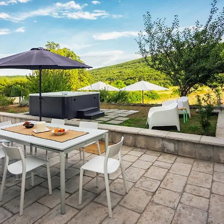 Stone Garden Villa, Heated Pool & Outdoor Cinema *