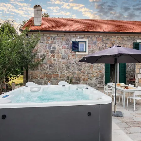 Βίλα Stone Garden Villa, Heated Pool & Outdoor Cinema *