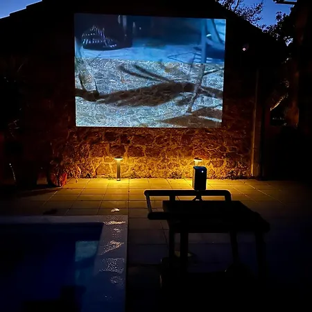 Stone Garden Villa, Heated Pool & Outdoor Cinema *